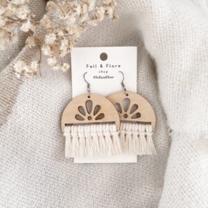 Boucles d’oreilles franges et motifs fleurs écru
