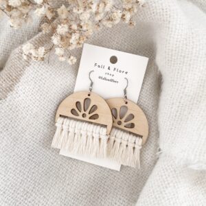 Boucles d’oreilles franges et motifs fleurs écru