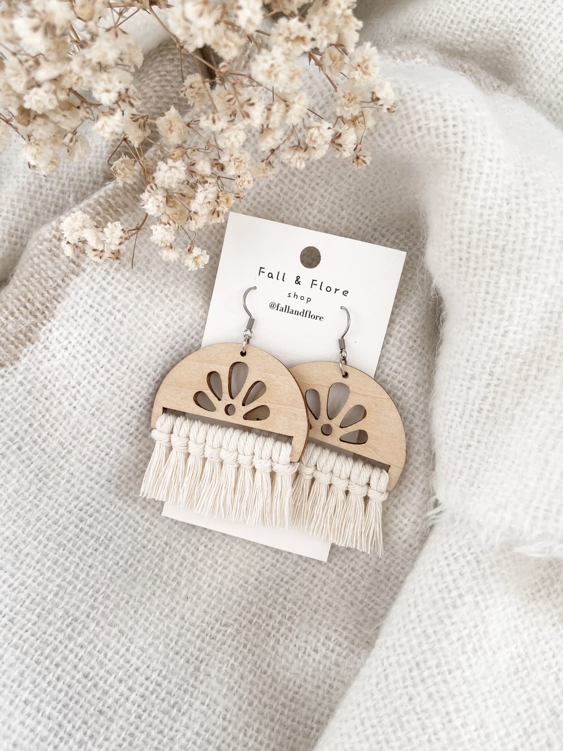 Boucles d'oreilles franges et motifs fleurs écru – Image 2