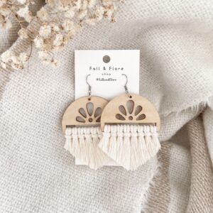 Boucles d’oreilles franges et fleurs écru