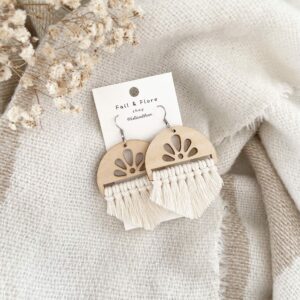 Boucles d’oreilles franges et fleurs écru