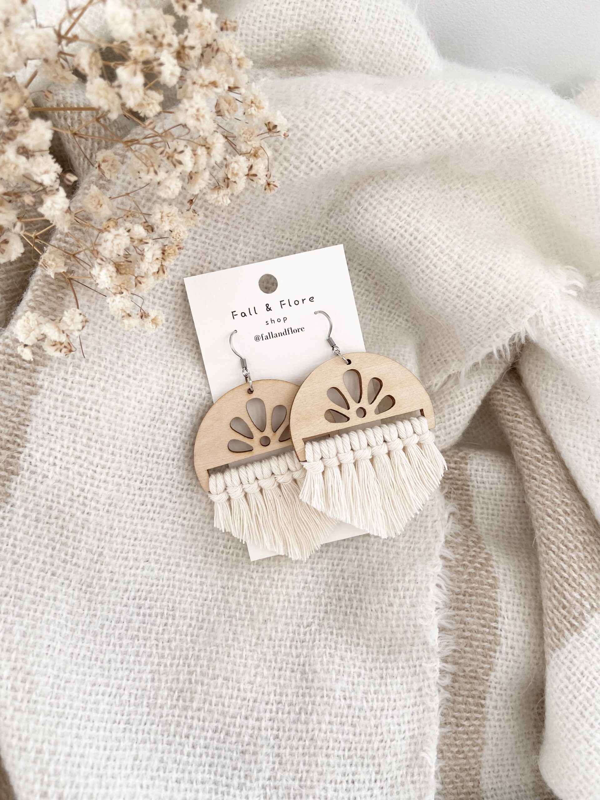 Boucles d'oreilles franges et fleurs écru – Image 2