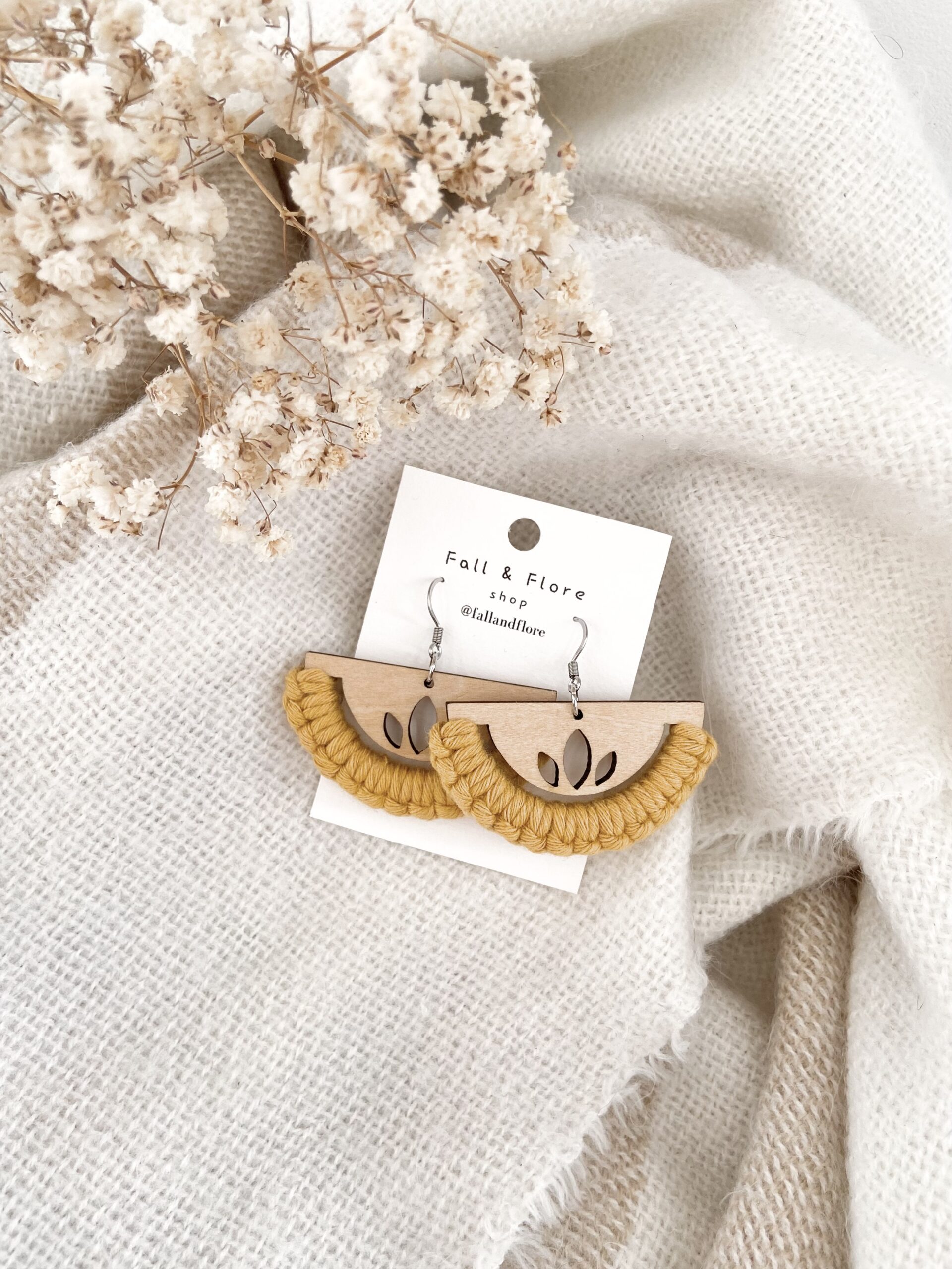 Boucles d'oreilles demi-cercles lotus ocre – Image 2