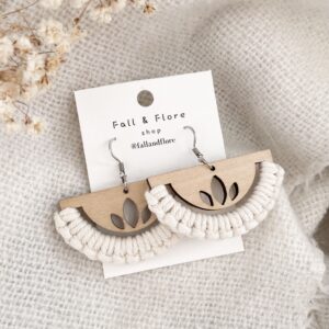 Boucles d’oreilles demi-cercles lotus écru
